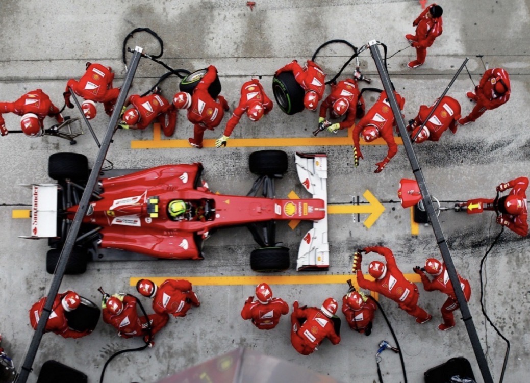 Pit stop de Fórmula 1: mecánicos cambiando las ruedas de un monoplaza en pocos segundos